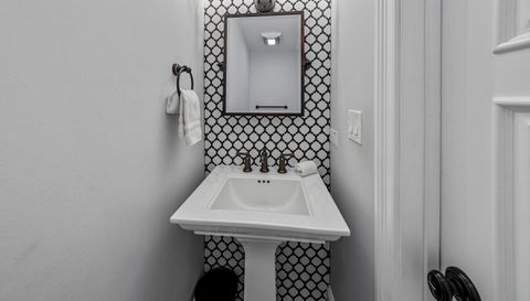 2712 W Sunnyside Avenue