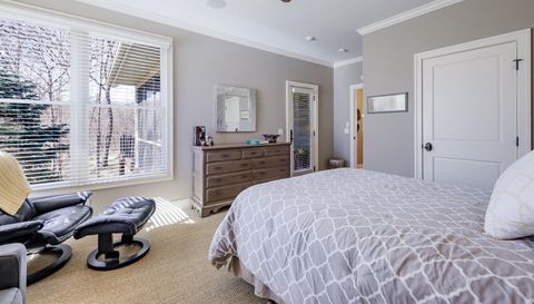 4209 N Oak Pointe Ct NE