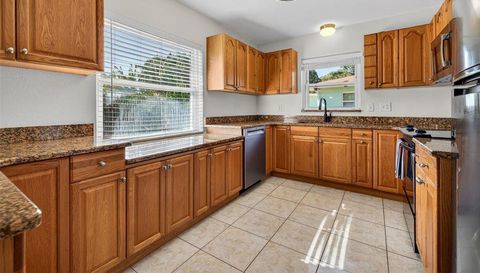 233 NW MADISON CIRCLE N