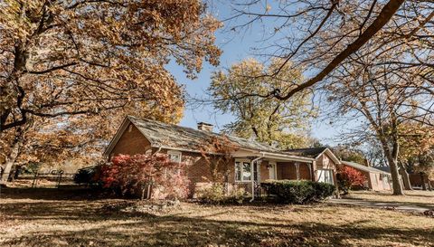 913 E Chain Of Rocks Road