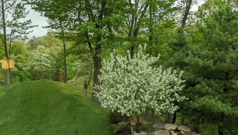 4209 N Oak Pointe Ct NE