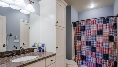 4209 N Oak Pointe Ct NE