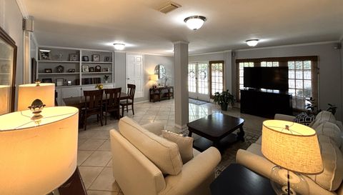 5911 N Shenandoah Rd