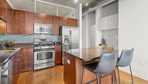 700 N LARRABEE Street