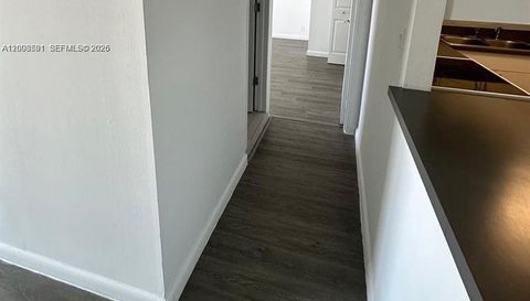 1800 Collins Ave