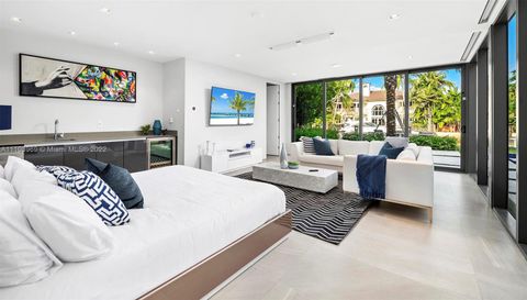 440 Mola Ave