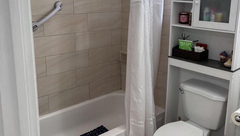 2050 NE 140th St APT 12