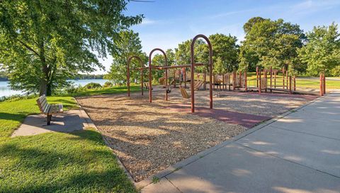 3076 Lexington Avenue N