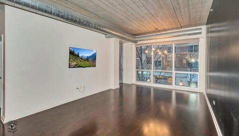 845 N KINGSBURY Street