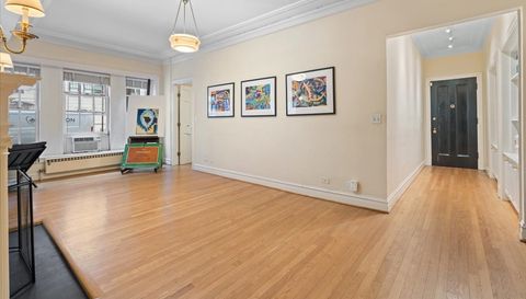 230 E Delaware Place