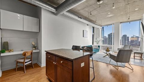 700 N LARRABEE Street