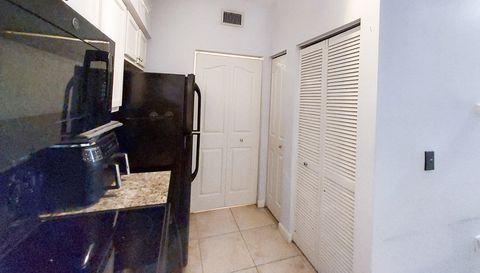 2204 Myrtlewood Cir E