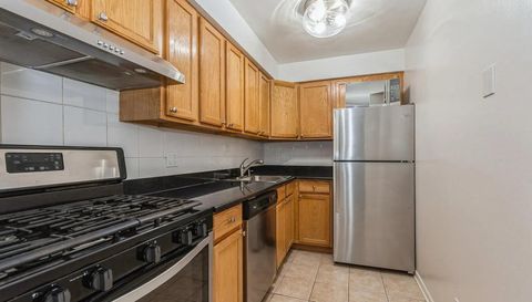 3900 N Pine Grove Ave