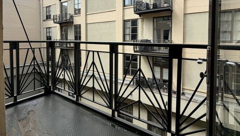 758 N Larrabee Street