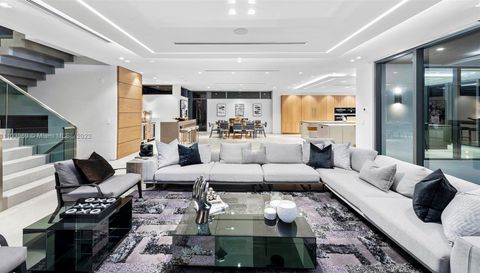 440 Mola Ave