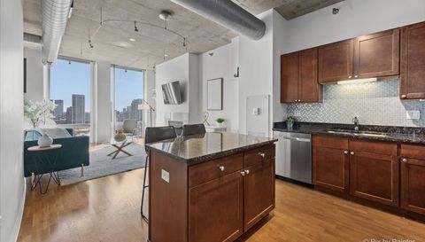 700 N LARRABEE Street