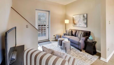 3358 N Monticello Avenue