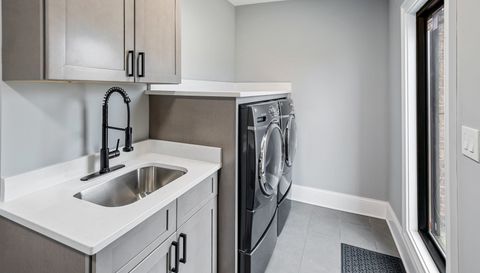 2712 W Sunnyside Avenue