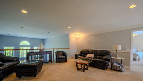 44896 Broadmoor Cir S