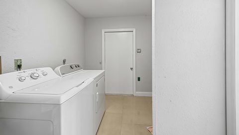 2419 Roxbury Cir