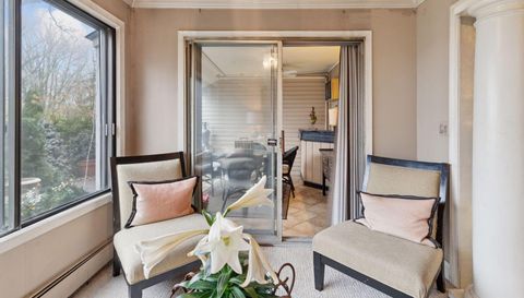 3076 Lexington Avenue N