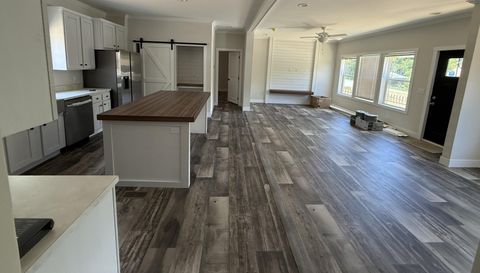 705 Robin Dr
