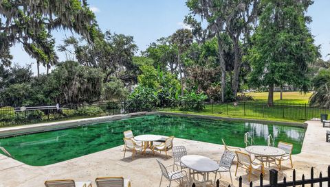 46 Palm Dr