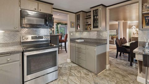 3076 Lexington Avenue N