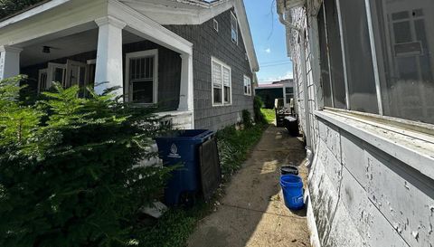 309 W 1st St