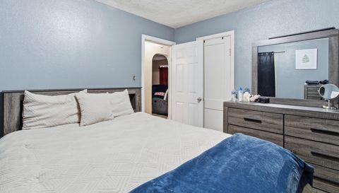 1223 N Centennial St