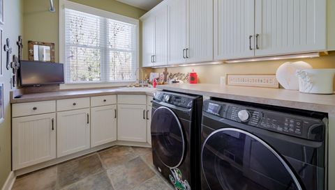 4209 N Oak Pointe Ct NE