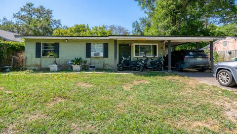 2911 Oakwood Dr