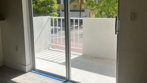 240 Collins Ave APT 2B