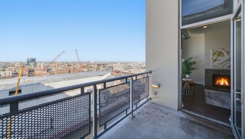 720 N LARRABEE Street