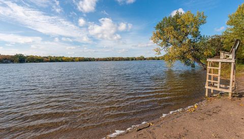 3076 Lexington Avenue N