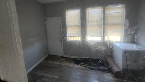 6738 S Prairie Avenue