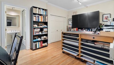 230 E Delaware Place