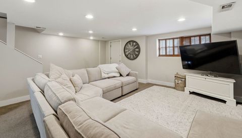 2142 N RACINE Avenue