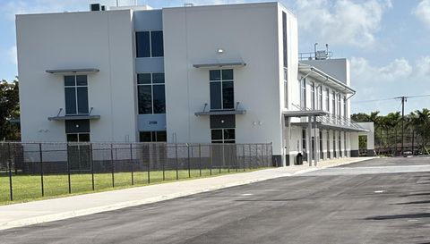 2050 NE 140th St APT 12