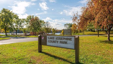 3076 Lexington Avenue N