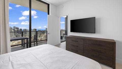 159 NE 6th St Penthouse 5008