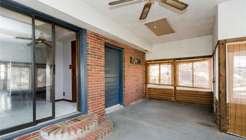 913 E Chain Of Rocks Road