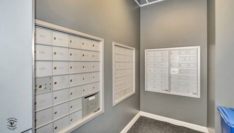 845 N KINGSBURY Street