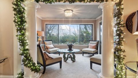 3076 Lexington Avenue N