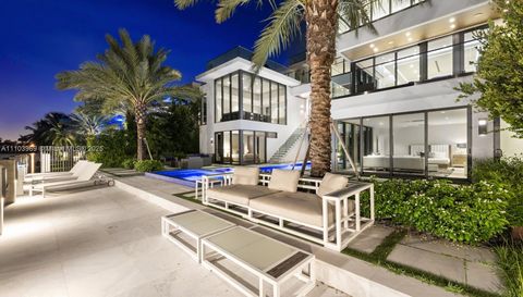 440 Mola Ave