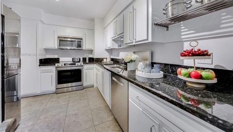 9225 Collins Ave