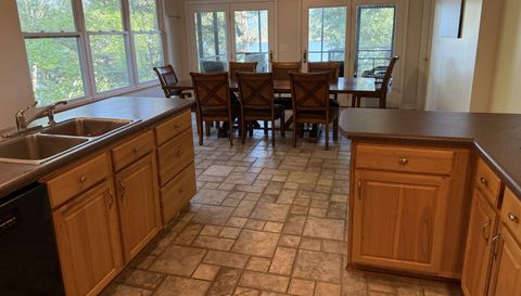 1395 Lakeview Dr