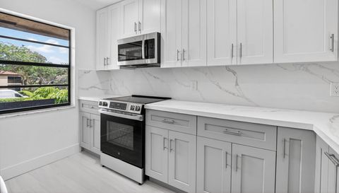 9272 Vista Del Lago