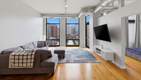 740 W Fulton St