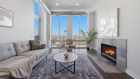 720 N LARRABEE Street